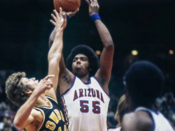 Bob Elliot shooting a basketball