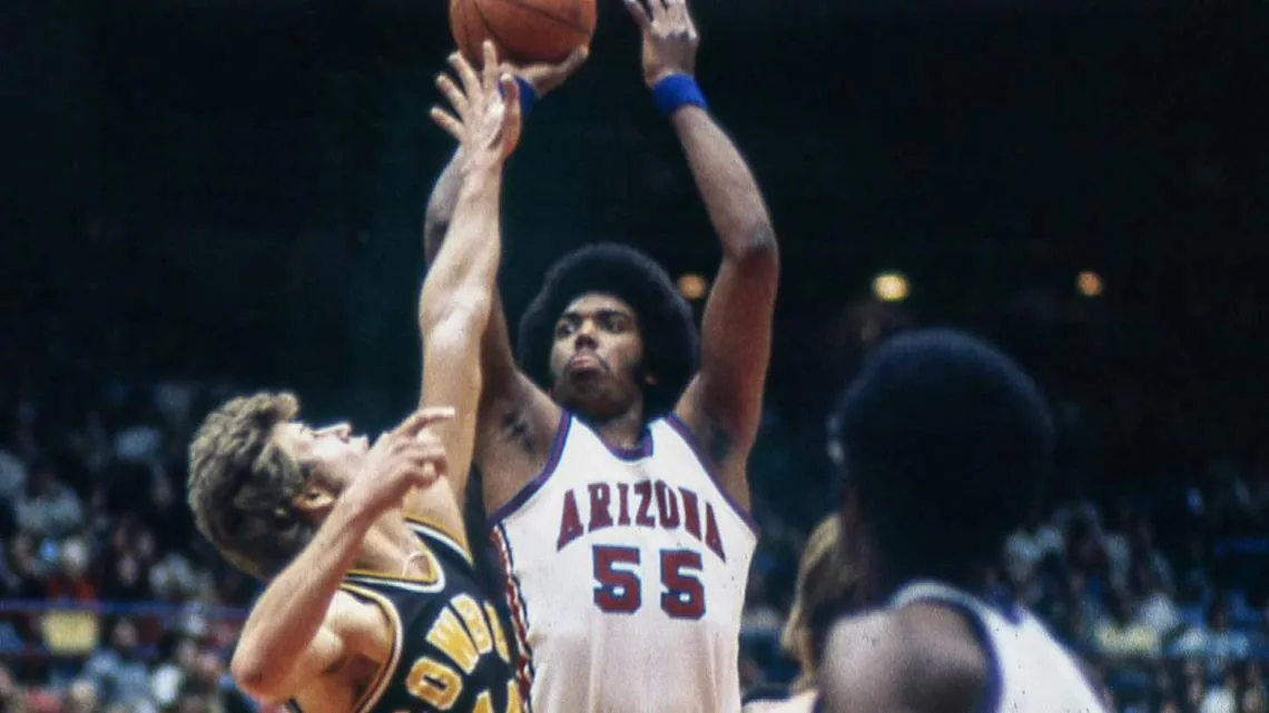 Bob Elliot shooting a basketball